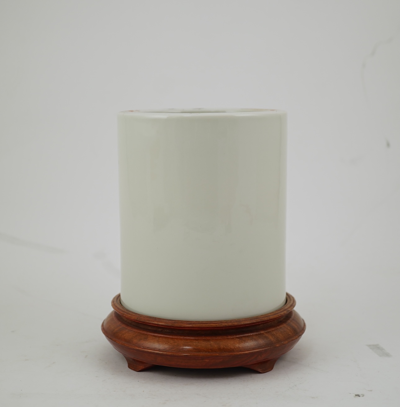 A Chinese enamelled porcelain ‘Li Tieguai’ brushpot, bitong, Republic period